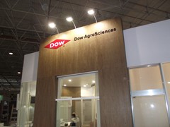 estande da dow logotipia em acrilico - g2 design
